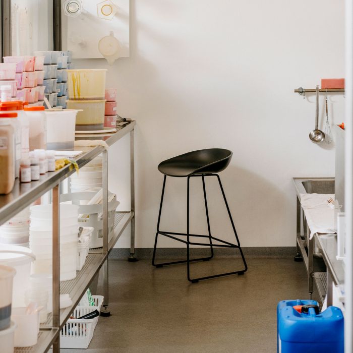 About a Stool AAS 38 Tabouret de Cuisine (mi-haut) HAY